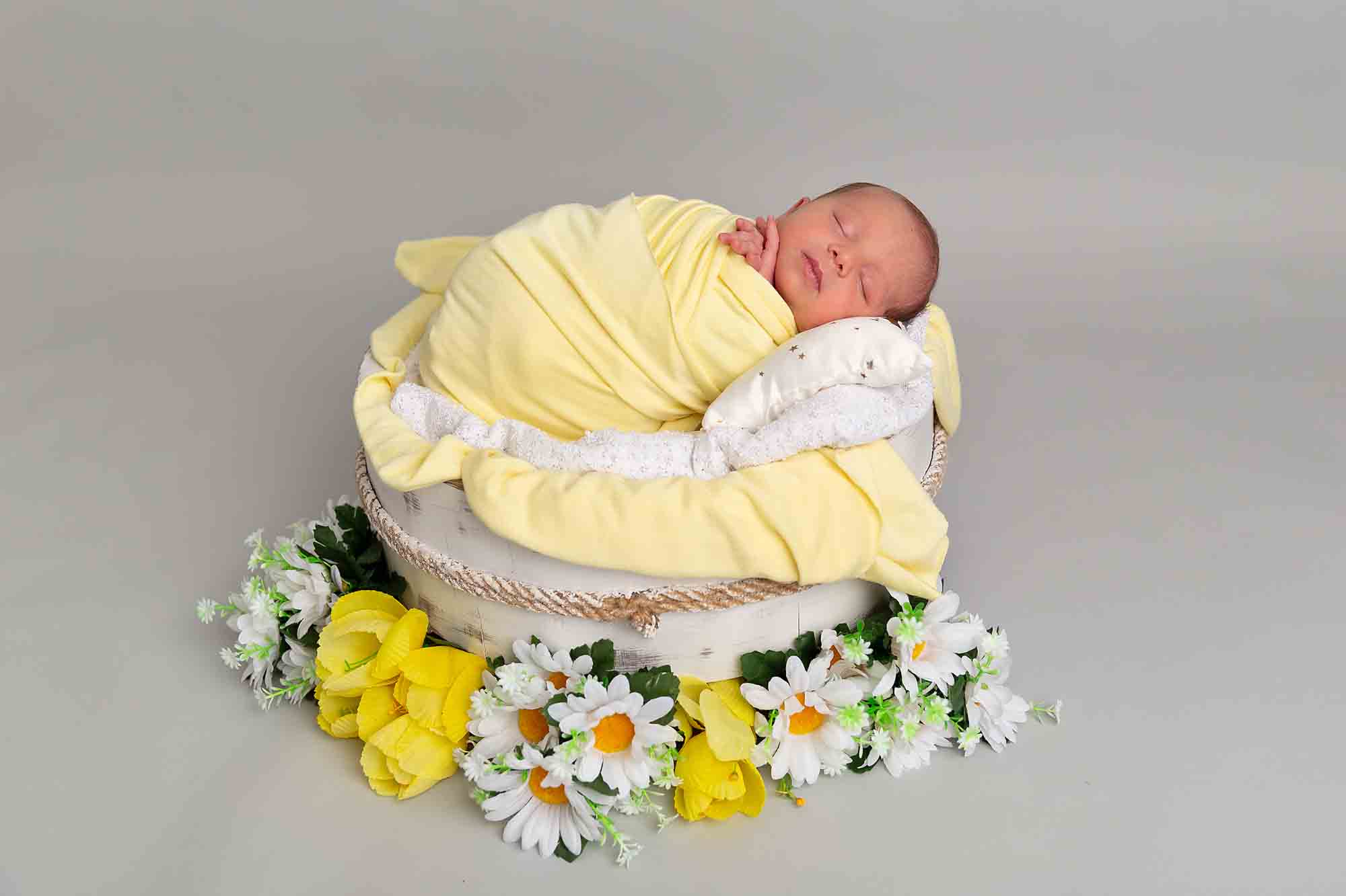 baby with yelow daisies
